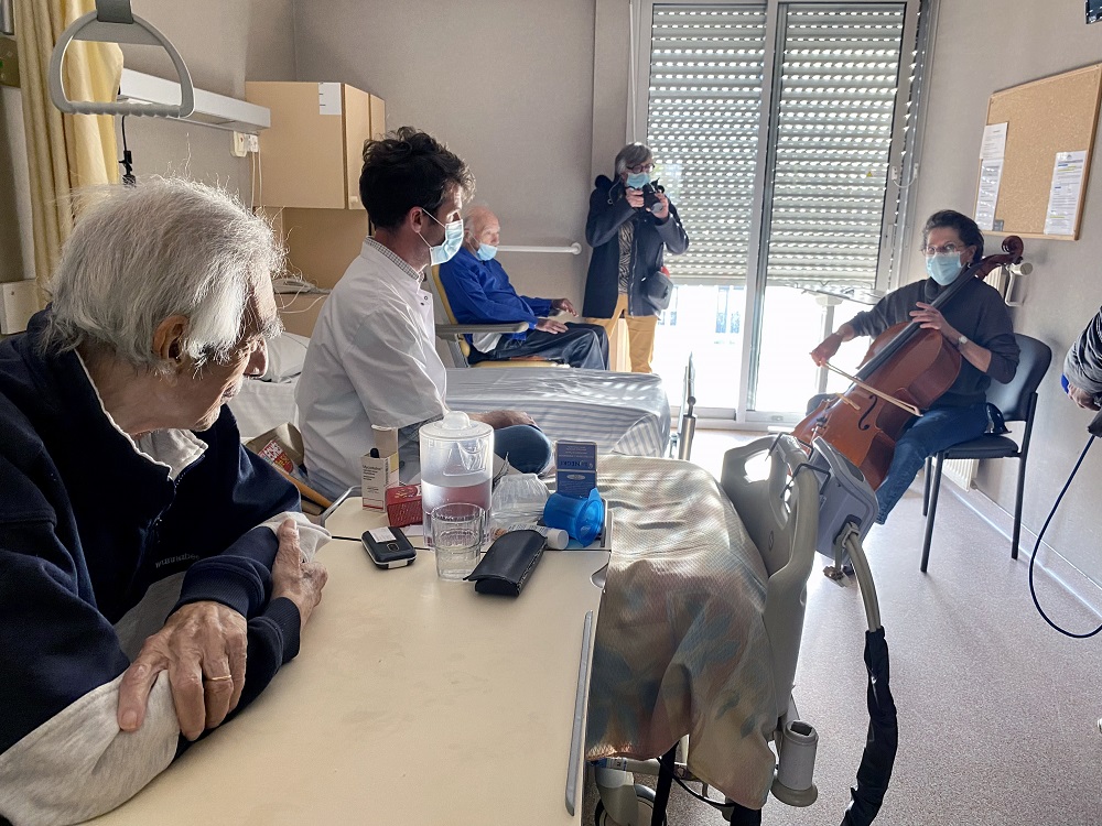 Du violoncelle dans les chambres de l'hôpital de Pau - France Bleu